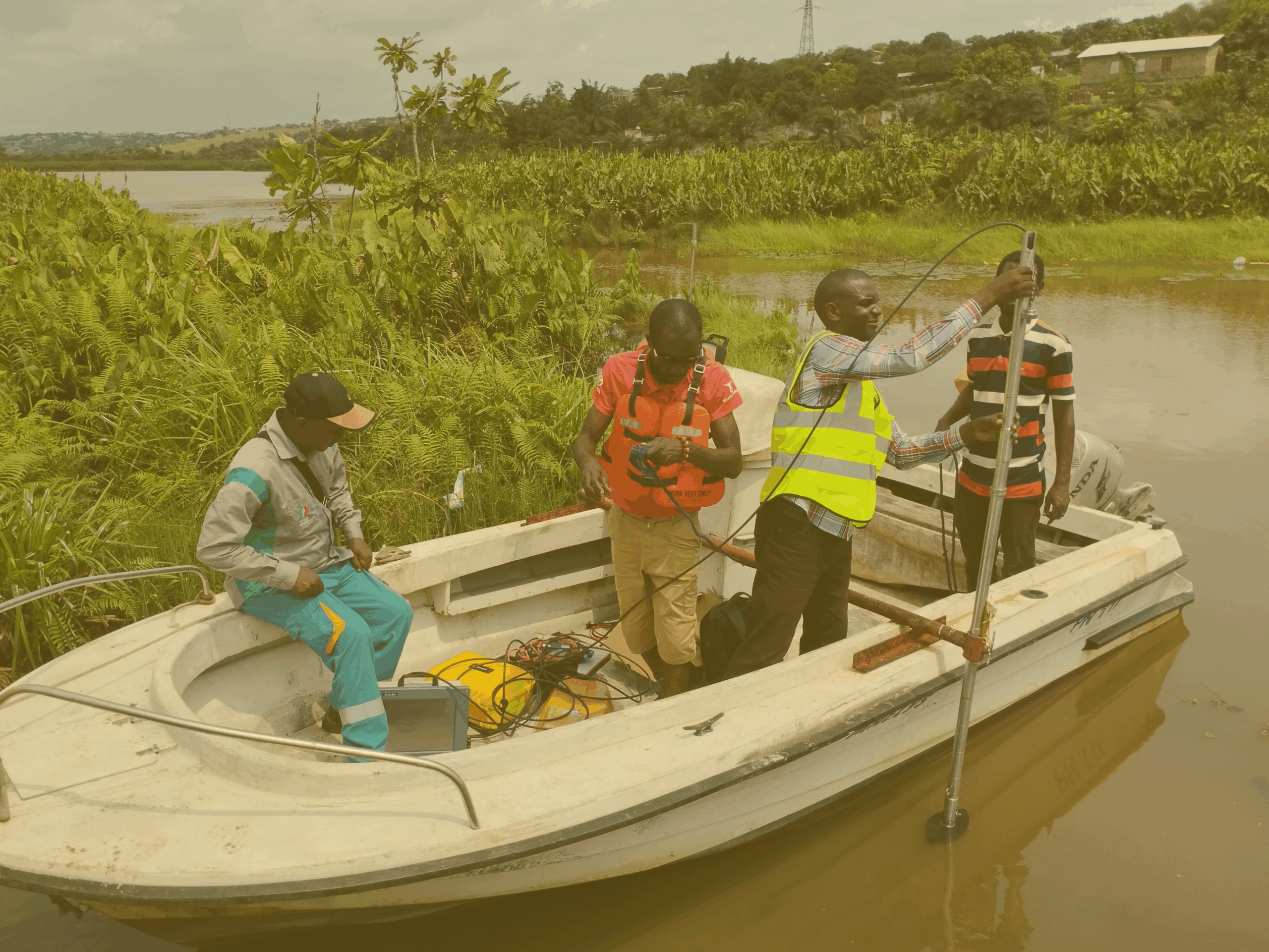 Experts sur un bateau analysant l'eau d'un fleuve au Congo