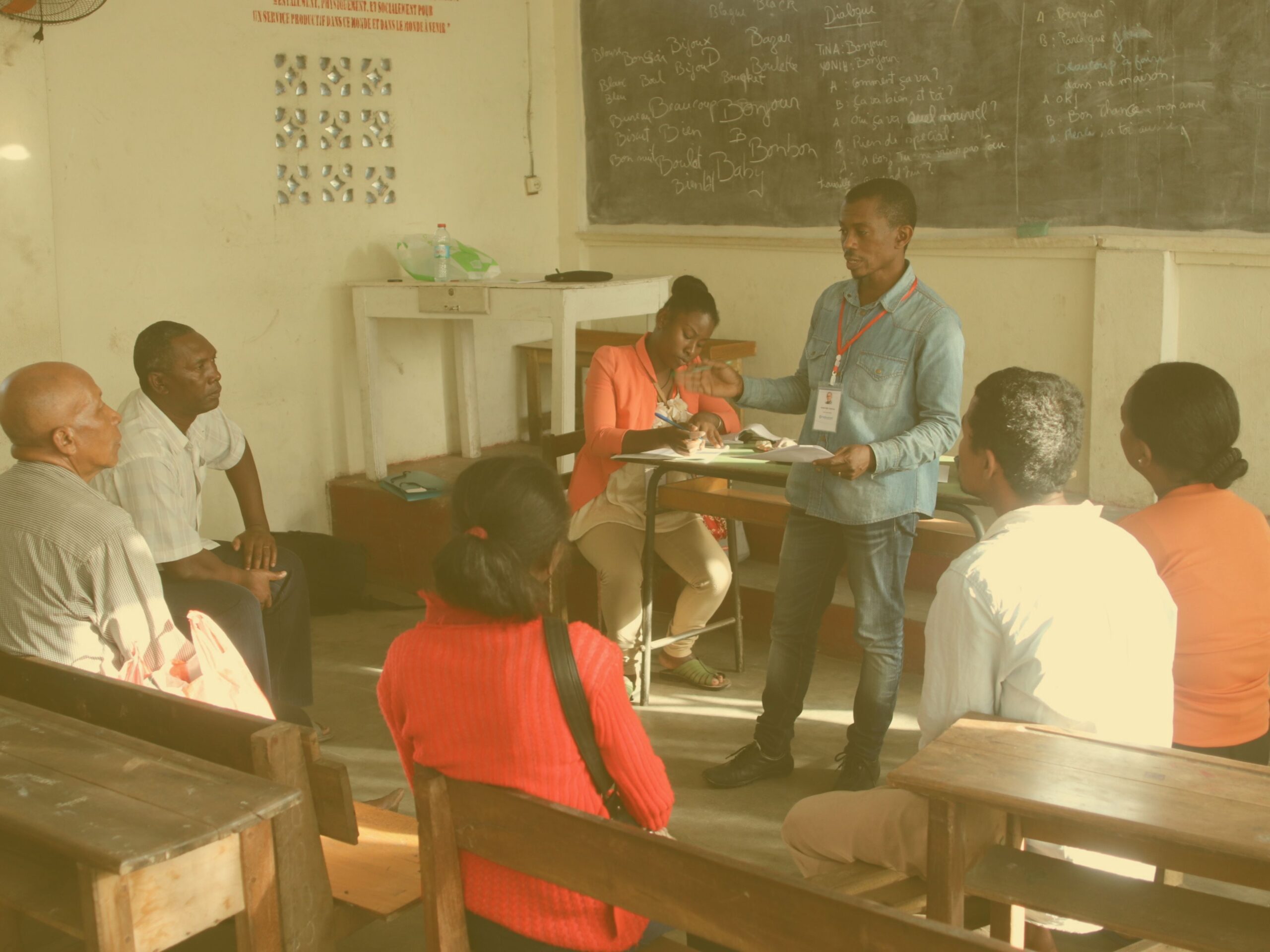 Personnes apprenant dans une classe à Madagascar