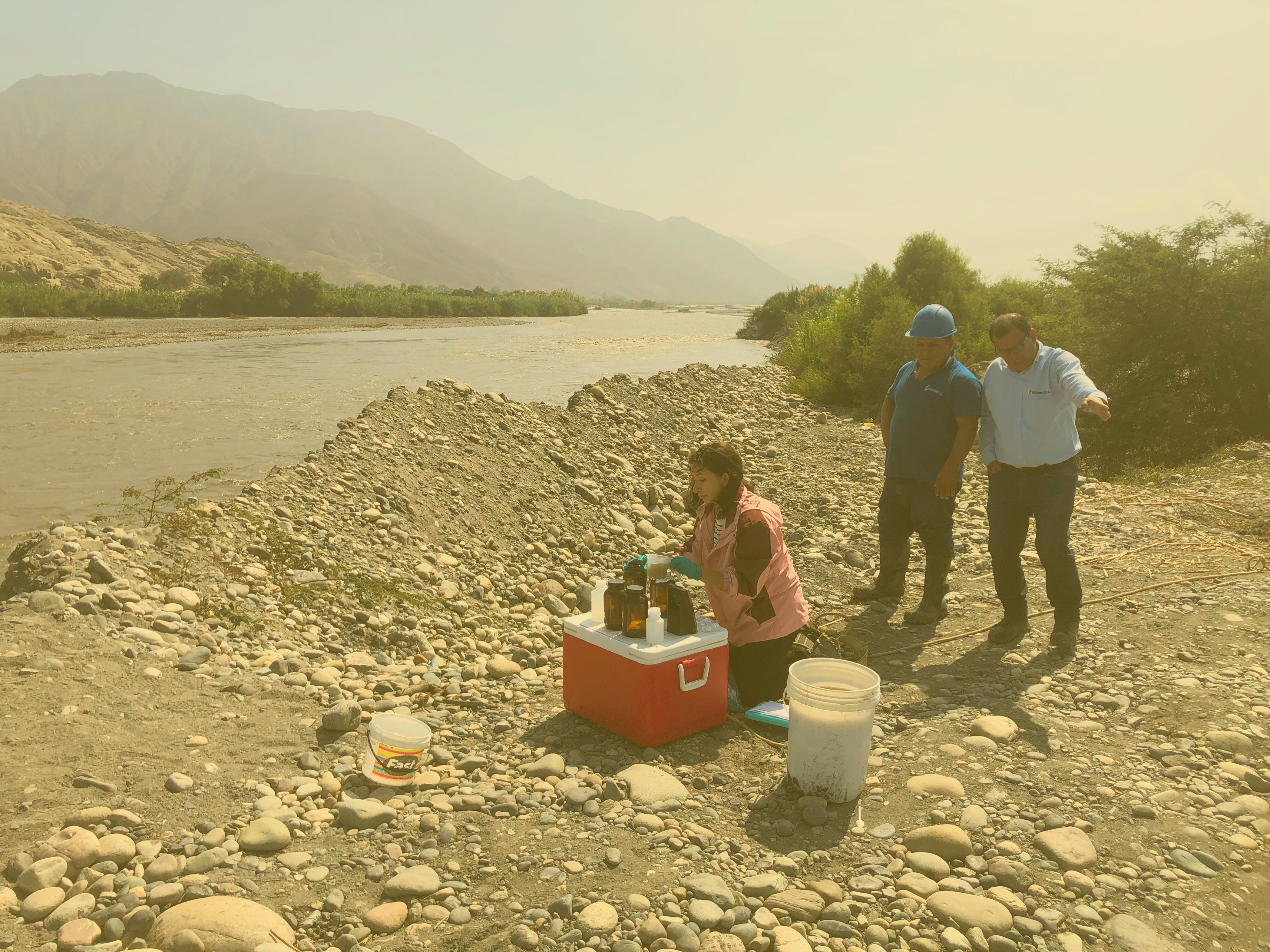 Une personne faisant une analyse de l'eau au Pérou